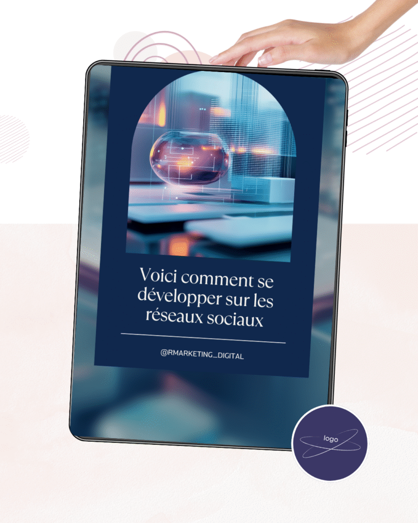 Main tenant une tablette affichant un visuel digital et le message “Voici comment se développer sur les réseaux sociaux” avec un décor moderne et technologique.