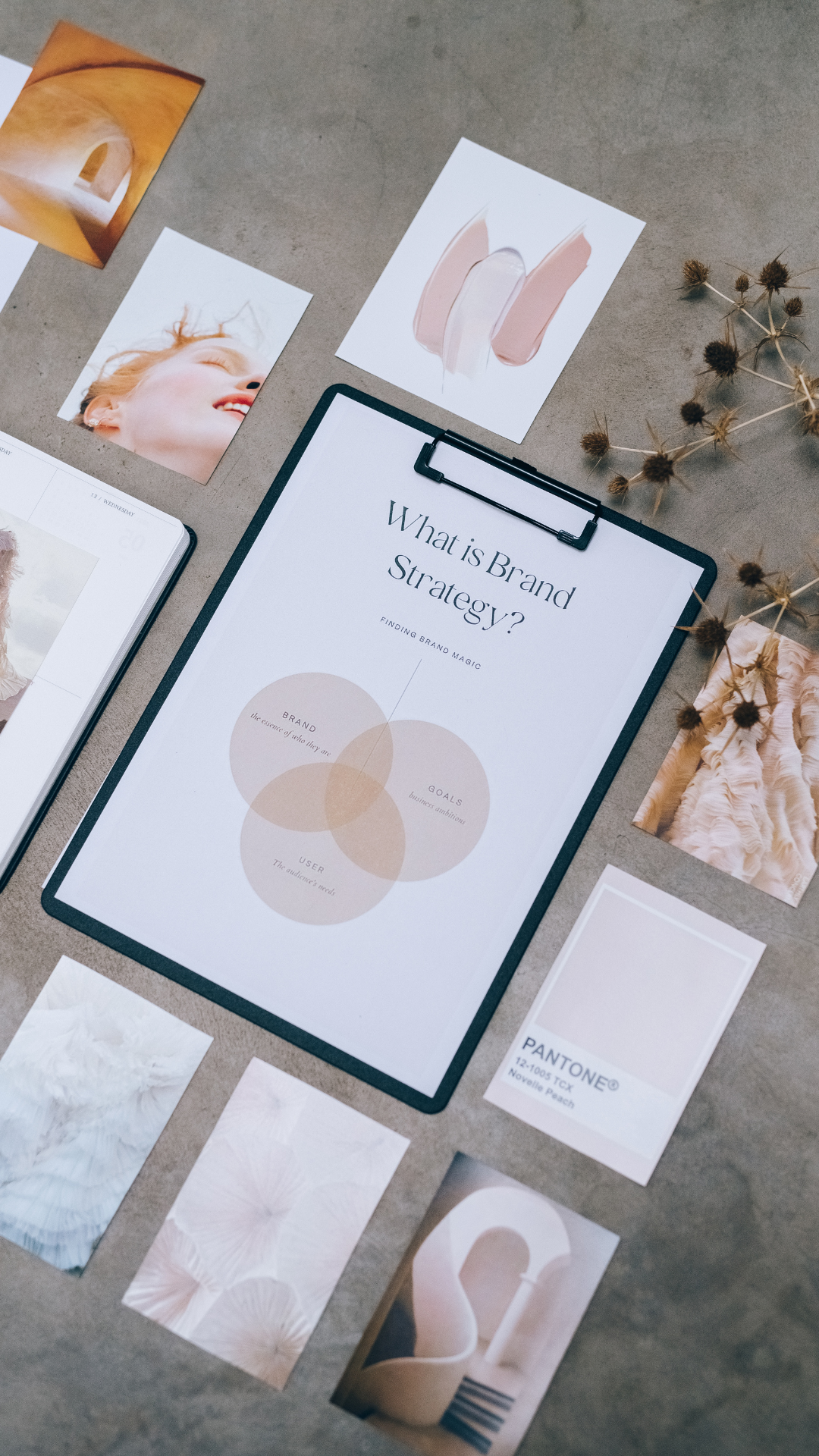 Éléments de stratégie de marque et d’identité visuelle : moodboard, nuancier Pantone, photos de style et graphique de brand strategy