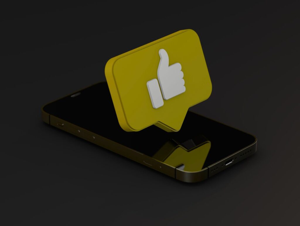 Marketing digital Strategycom – illustration avec smartphone et icône like symbolisant la visibilité et l’engagement en ligne.