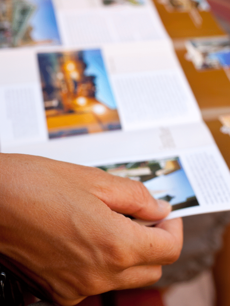 Main tenant un flyer illustré, support de communication locale en format print