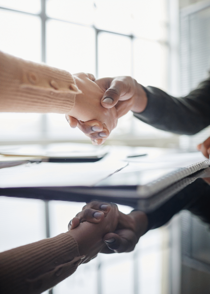 Poignée de main entre deux personnes dans un contexte professionnel, symbolisant la confiance, l’engagement et la crédibilité dans une relation de marque.